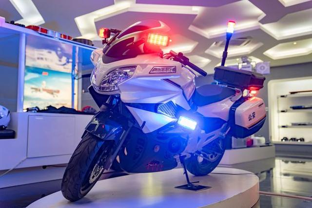 交警騎行(xíng)摩托車